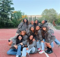 "¡No solo jugamos en fin de curso, nos vestimos en fin de curso! Nos encanta cómo quedaron nuestras sudaderas personalizadas de Kronix. Son perfectas para antes y después de cada partido. ¡Un uniforme que demuestra que somos más que un fin de curso! 💪 #EquipoUnido #SudaderasDeportivas #ClubDeportivo #Kronix"